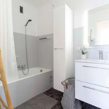 Center Of Spacious Two-bedroom With Terrace And Ac