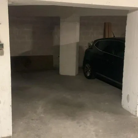 Center Of Spacious 2 Bedroom Flat With Terrace And Air Conditioning *
