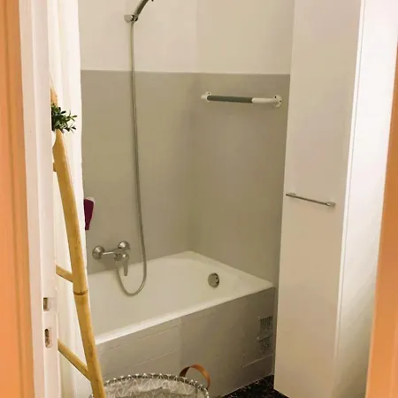 Center Of Spacious 2 Bedroom Flat With Terrace And Air Conditioning *