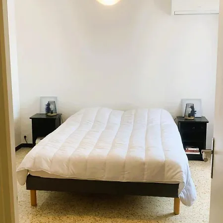 Center Of Spacious 2 Bedroom Flat With Terrace And Air Conditioning *