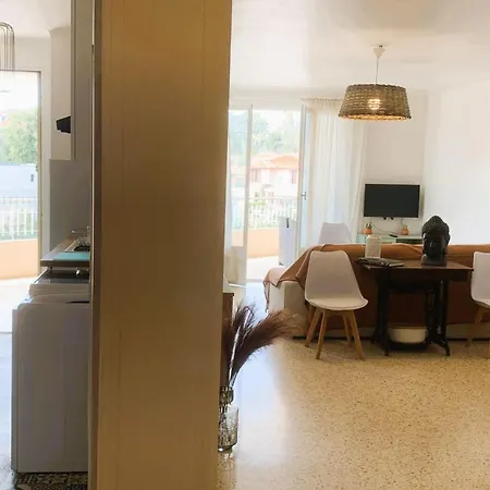 Center Of Spacious 2 Bedroom Flat With Terrace And Air Conditioning *