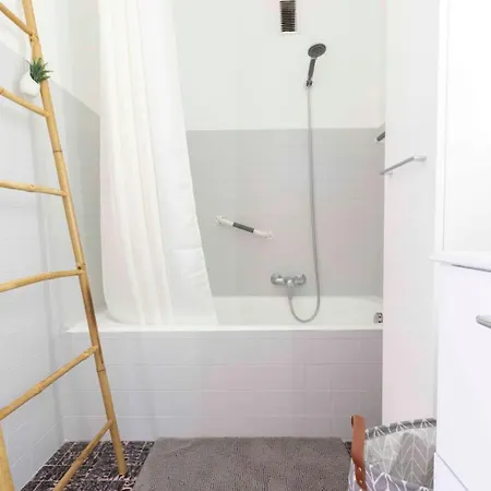 Appartement Center Of Spacious Two-bedroom With Terrace And Ac *
