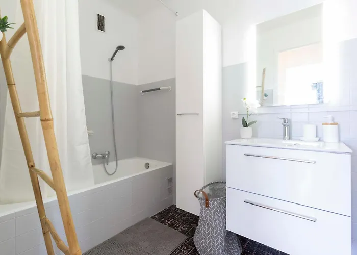 Center Of Spacious Two-bedroom With Terrace And Ac