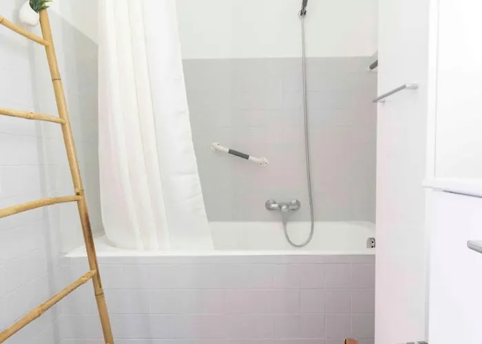 Apartman Center Of Spacious Two-bedroom With Terrace And Ac *