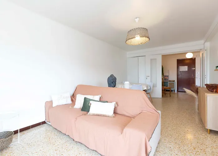 Center Of Spacious Two-bedroom With Terrace And Ac Apartman Antibes