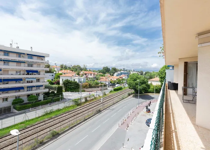 Center Of Spacious Two-bedroom With Terrace And Ac *