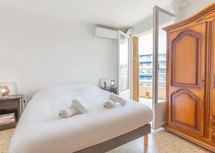 Center Of Spacious Two-bedroom With Terrace And Ac *