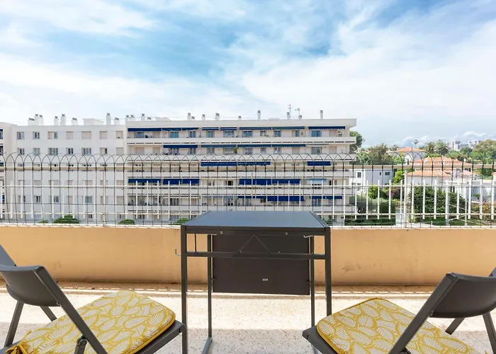 Center Of Spacious Two-bedroom With Terrace And Ac Antibes