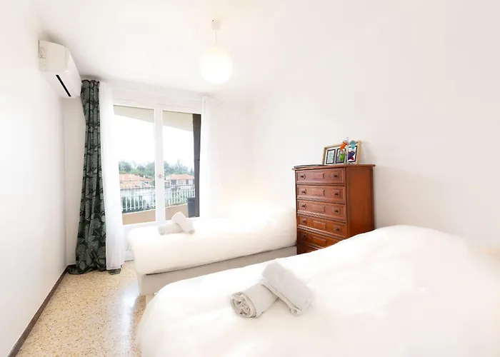 Apartament Center Of Spacious Two-bedroom With Terrace And Ac